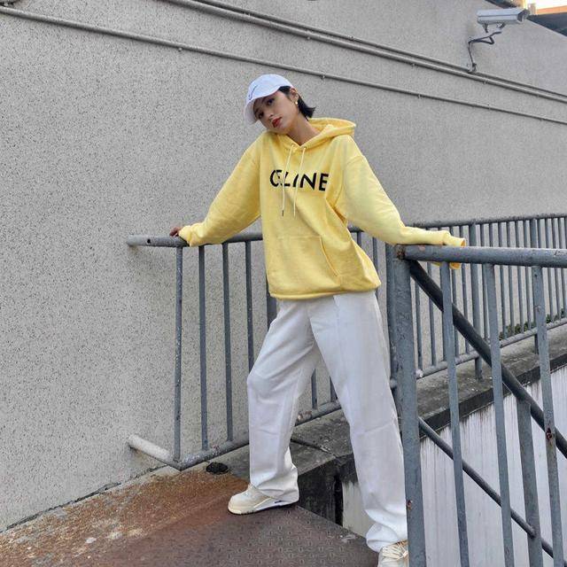 身材 佘诗曼气质太好，穿长款卫衣配牛仔裤走机场，五五分也毫无违和感