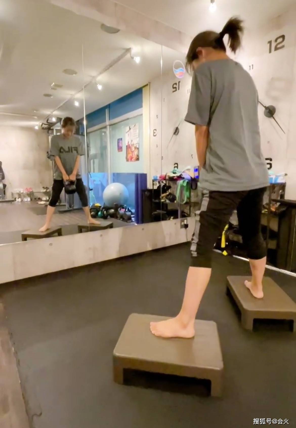 社交|37岁苍井空晒健身视频，赤脚举杠铃表情痛苦，称锻炼一年瘦六公斤