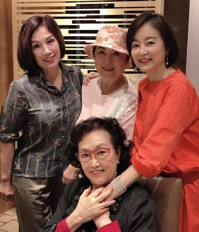 美人 岁月不败美人,林青霞剪短发穿红裙优雅从容,自然老去的样子真美