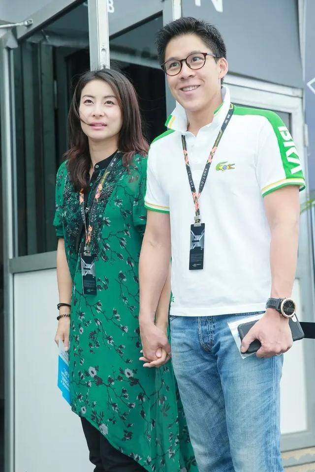 西裤 郭晶晶的时尚你懂吗?印花裙下搭西裤,不仅不丑,反倒优雅又高级