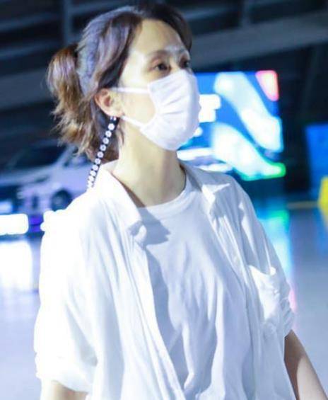 小白 海清硬把自己打扮成小女生，渐变牛仔裤配小白鞋，看着像20岁出头