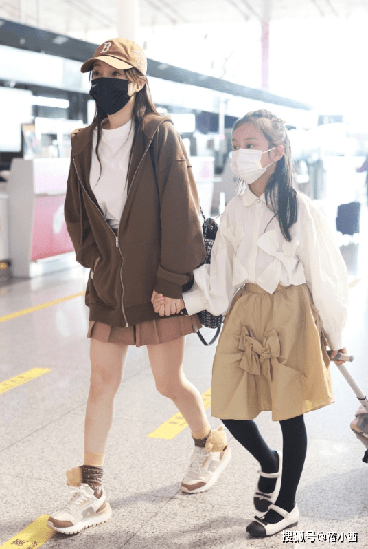 黑色 39岁李小璐带女儿走机场，穿卫衣搭百褶裙，看上去比22岁时更显嫩