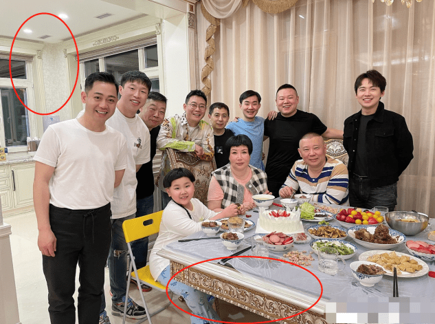 体格 郭德纲老婆罕见登台,穿露肩旗袍体格是老公两倍壮,富态过头辣眼