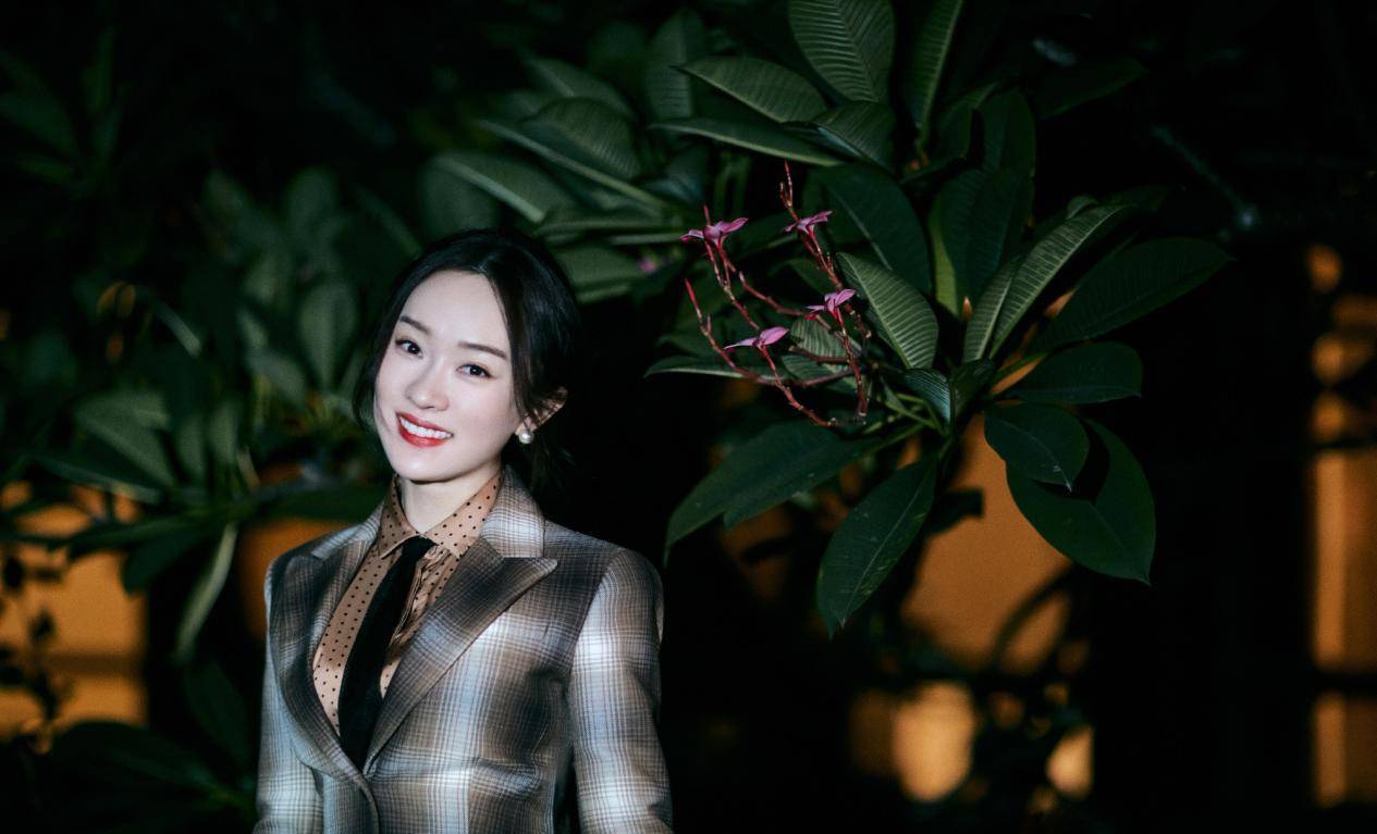 垫肩 霍思燕游玩与马合影，穿西装被吓得花容失色，腰粗大圆脸有旺夫相