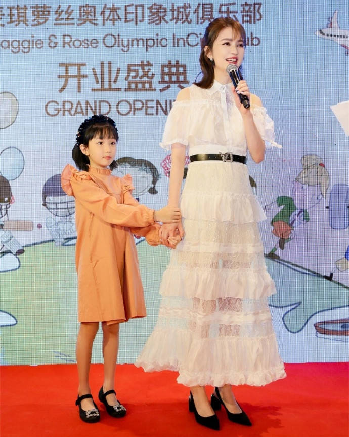 曲线 洪欣带娃参加活动，穿一身小白裙状态在线，三七比例太抢镜