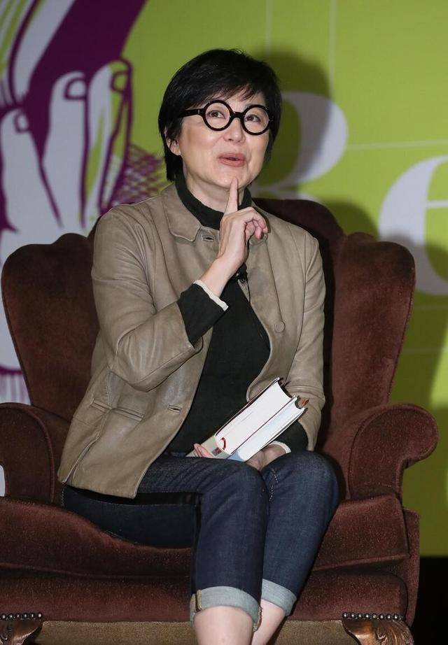 颜色 67岁林青霞气质真高级,穿搭低调素颜也耐看,优雅老去的样子真美