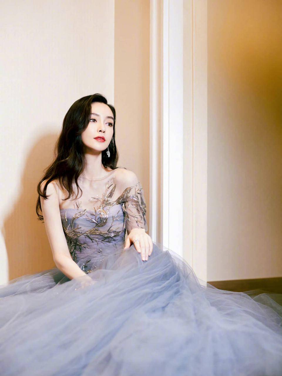 市场价 32岁杨颖美出新境界！穿万元薄纱礼服秀细腰，肌肤似雪仙气十足