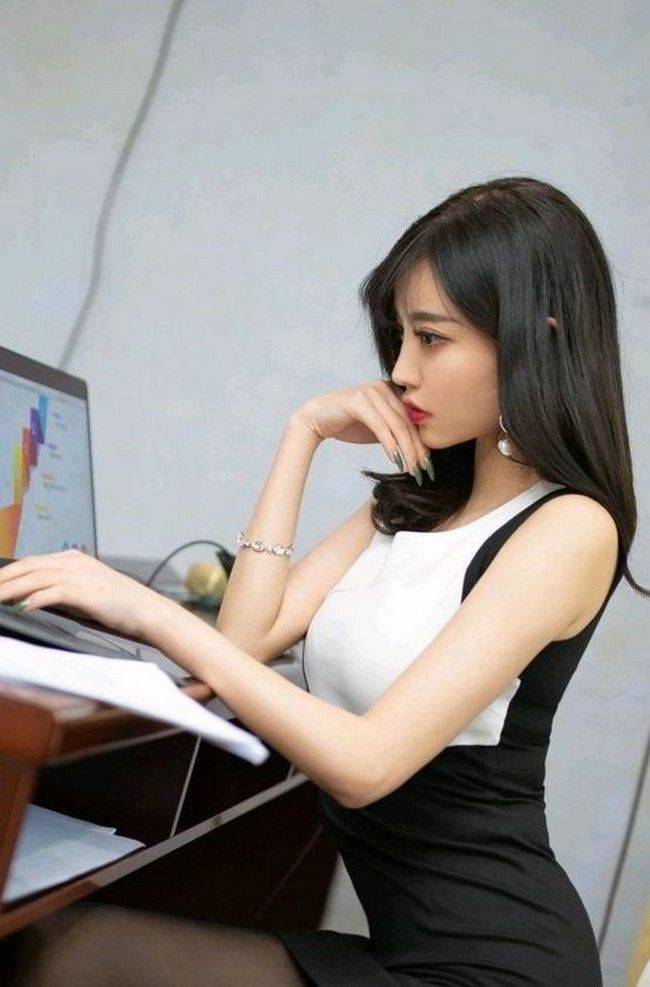 吊带 黑白拼接的连衣裙，无袖的设计很是清凉，大气的圆领轻松而舒适