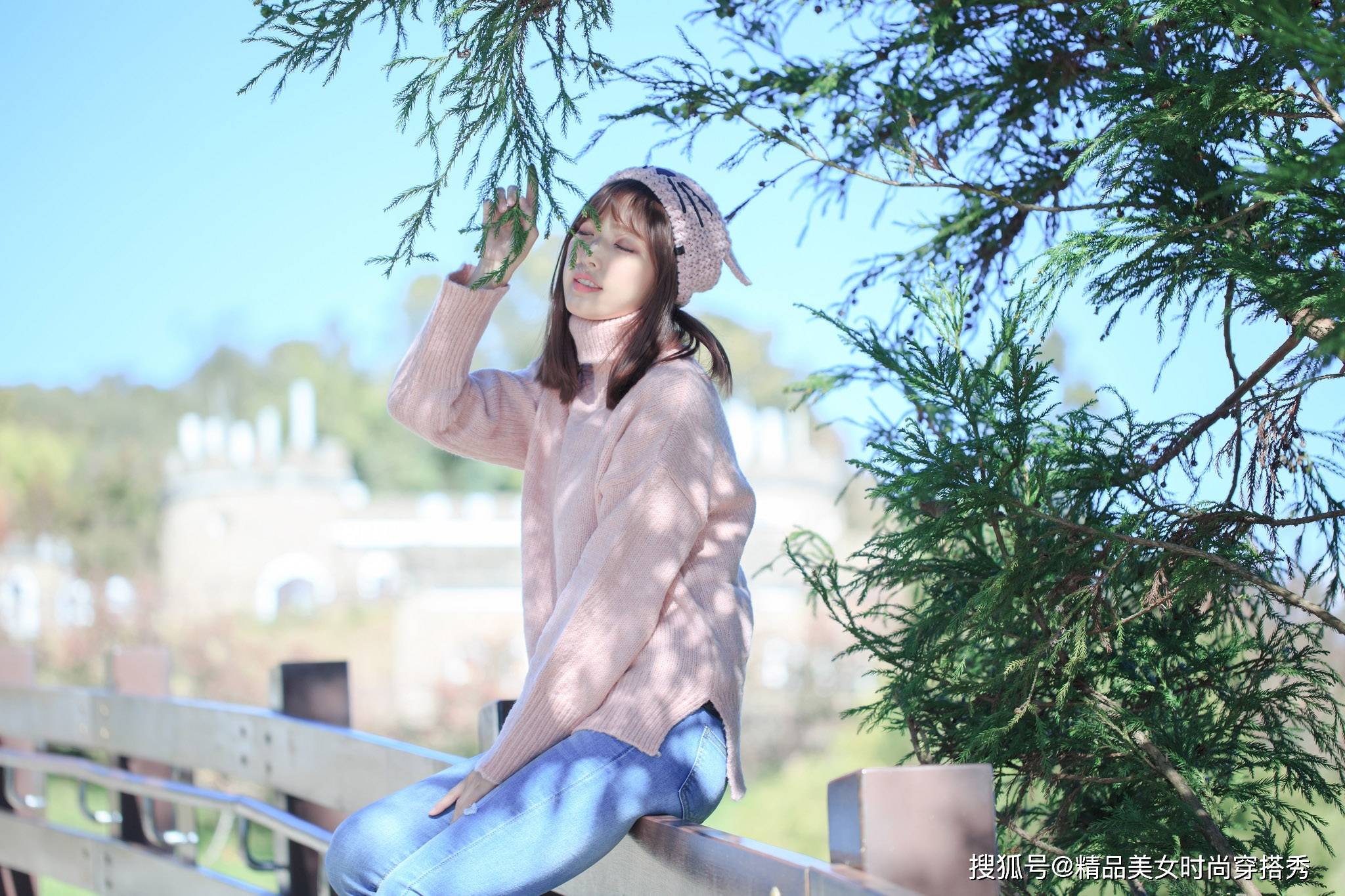 白边 粉色的毛衣很是甜美减龄，下搭一条牛仔裤，很是帅气时尚