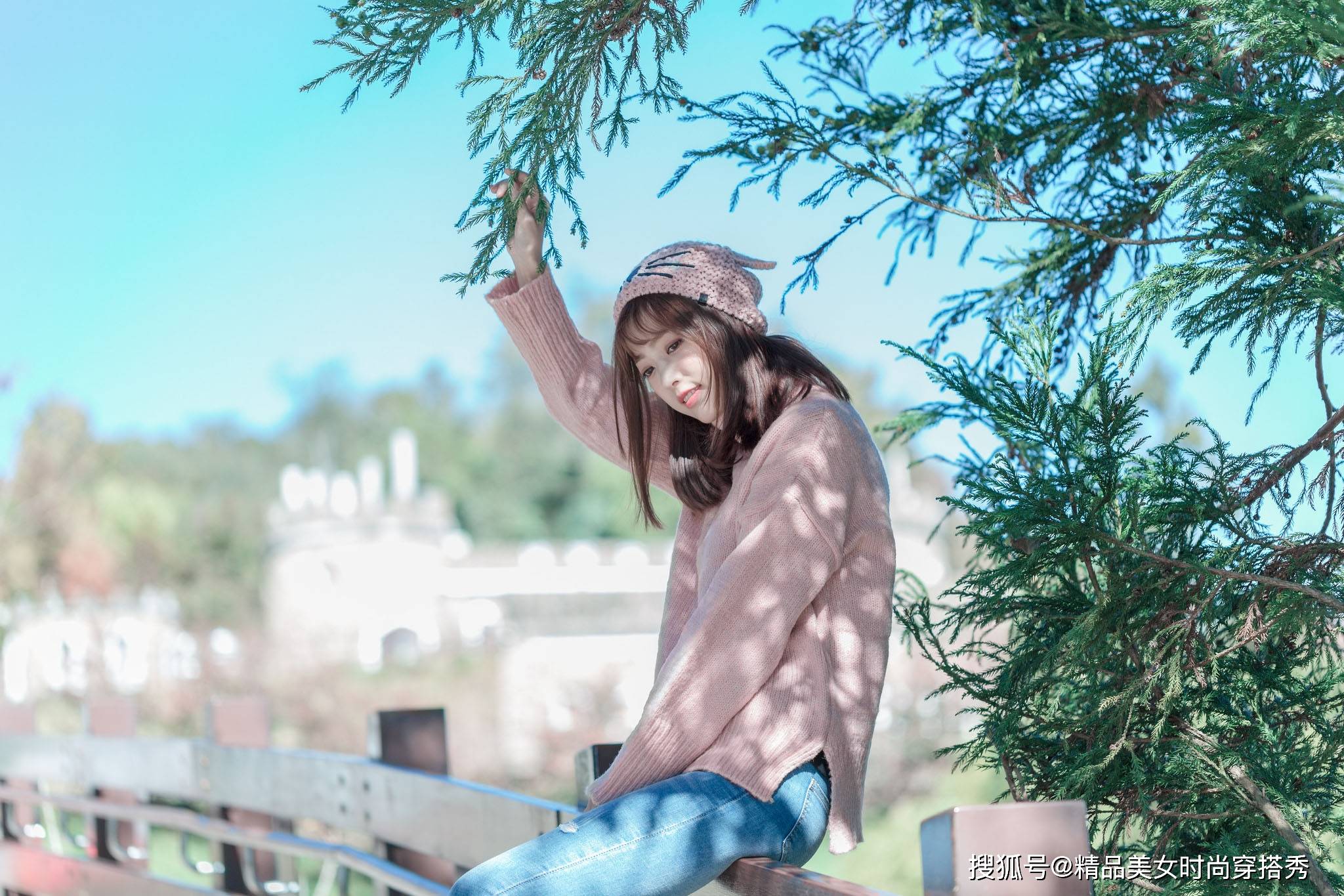 白边 粉色的毛衣很是甜美减龄，下搭一条牛仔裤，很是帅气时尚