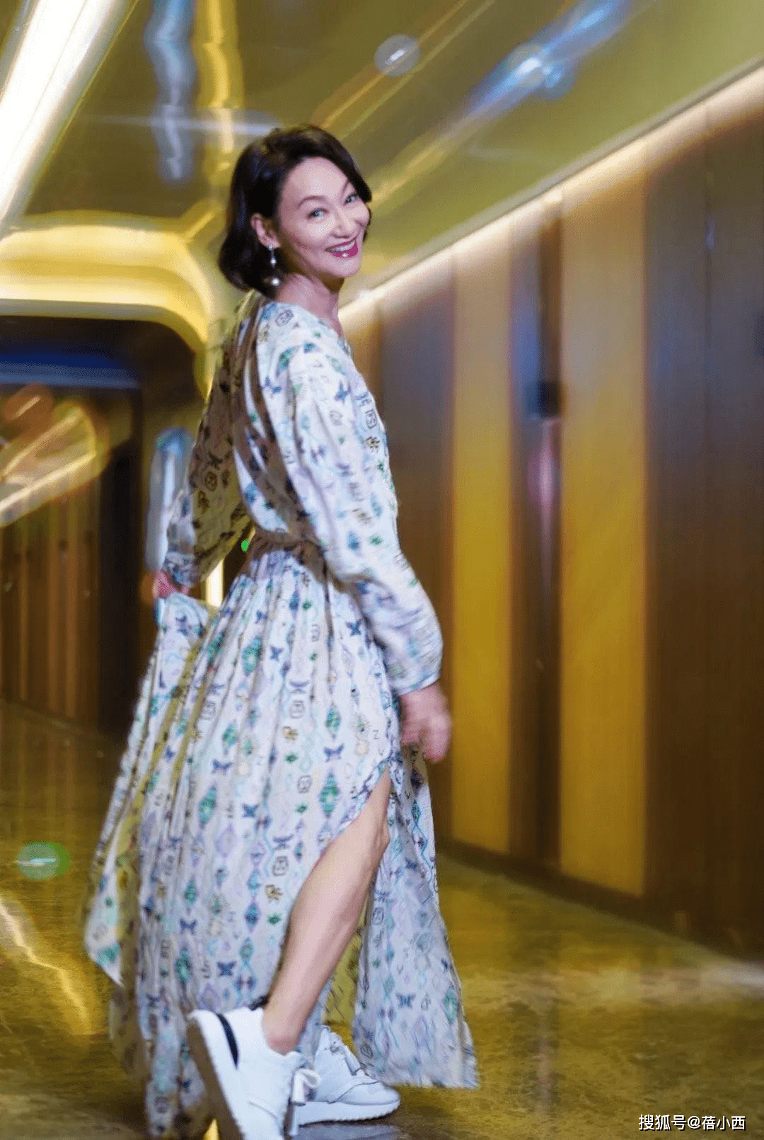 显得 惠英红越老越会穿, 一袭星空连衣裙配齐肩发走红毯,成熟美真高级