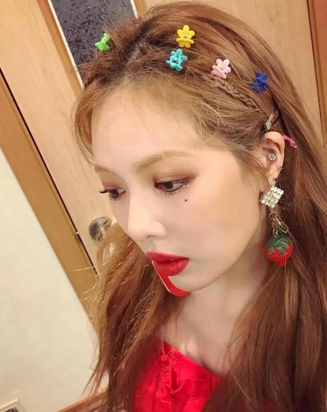 夹发夹的女生 7790bd0ad0f940aa9085616e628a9a90.jpeg
