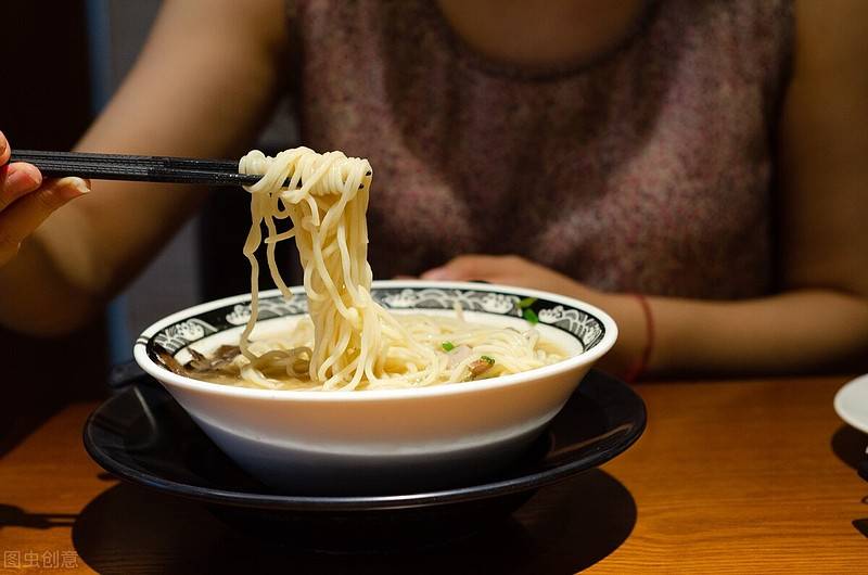 脂肪酸|鱼和面说深海鱼汤面：鱼肉细嫩，汤底乳白，鲜而不腥，浓而不腻