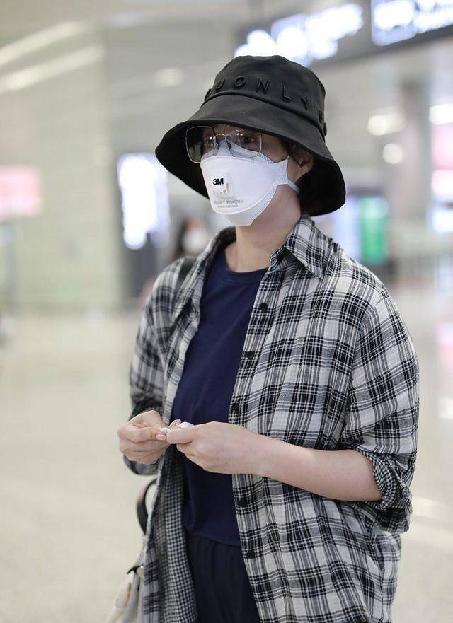 黑色 蒋欣在穿搭上“翻车”了，明明有171cm的身高，却挑错裤子显腿短