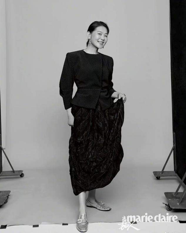 全套 倪萍罕见走机场变高调,穿着朴素身子骨硬朗,戴全套金首饰更抢眼