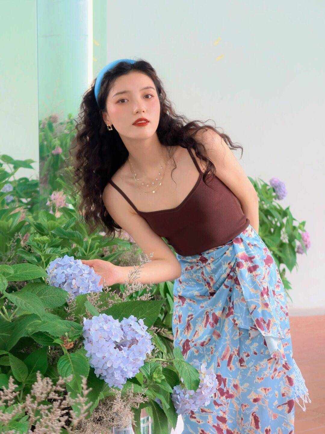 感觉 入秋后怎么穿才洋气，身穿一袭印花连衣裙简约利落，青春感满分