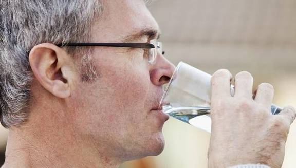 血液|睡前多喝水,使血液变“稀”了,就可以预防心梗和脑梗吗?