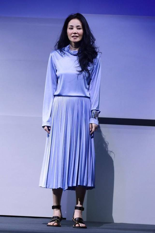 样子 王菲活成了让人羡慕的样子,紫色上衣配百褶裙,色彩看着好温柔