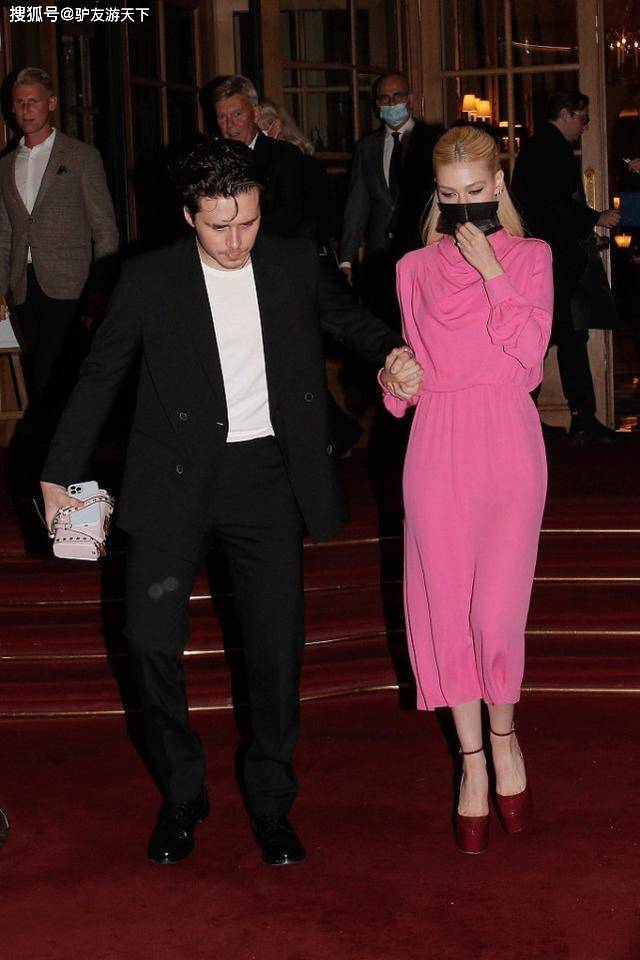 黑色 大布未婚妻真敢穿，西装+渔网内搭够个性，这衣品贝克汉姆怎么想