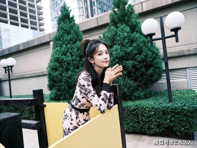 魅力 白鹿真是“妥妥爆红”，长相甜美惹人爱，穿一条印花裙，更是优雅