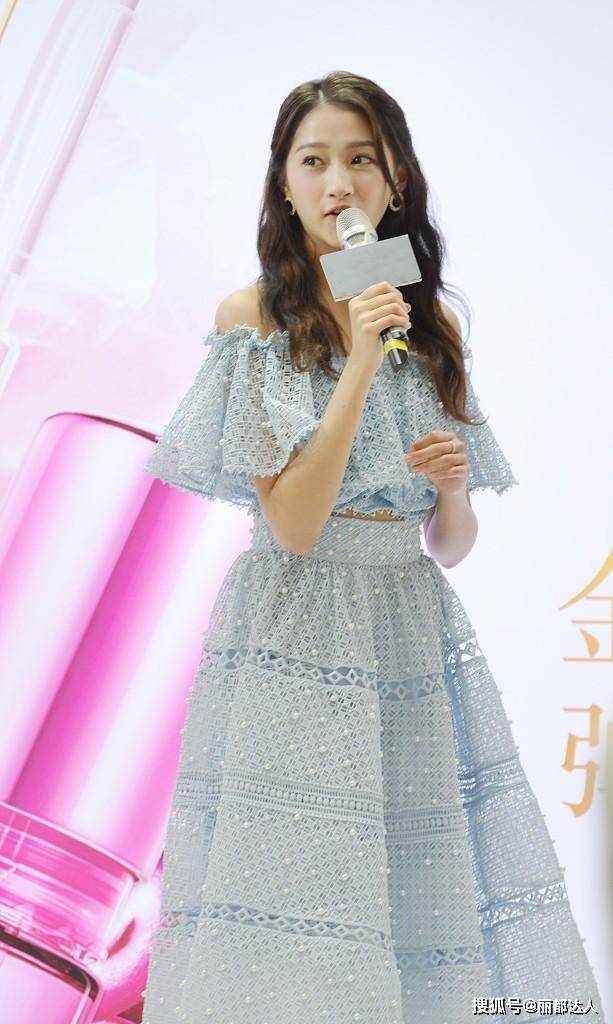 魅力 关晓彤穿裙子也能勒出小赘肉，真是不常见，但穿粉色纱裙还挺甜的