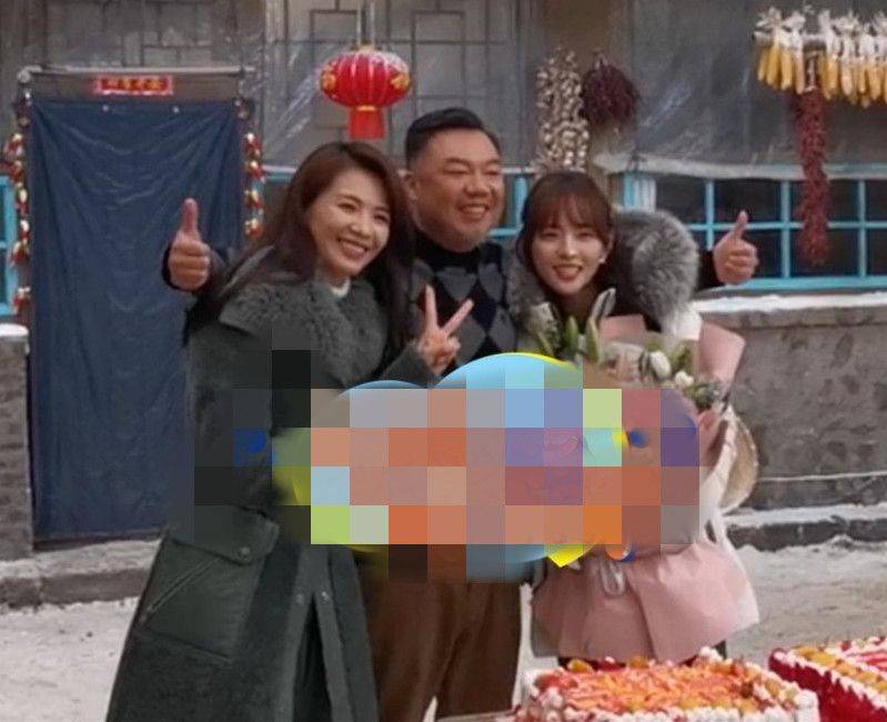 感觉没修图的刘涛张嘉倪，皮肤状态一个比一个差，这才是真实样子！