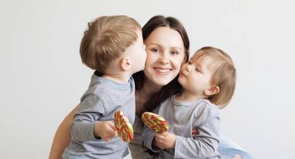 女士|哥哥亲近刚出生的妹妹，妹妹就莫名哭泣，妈妈打开襁褓脸都白了