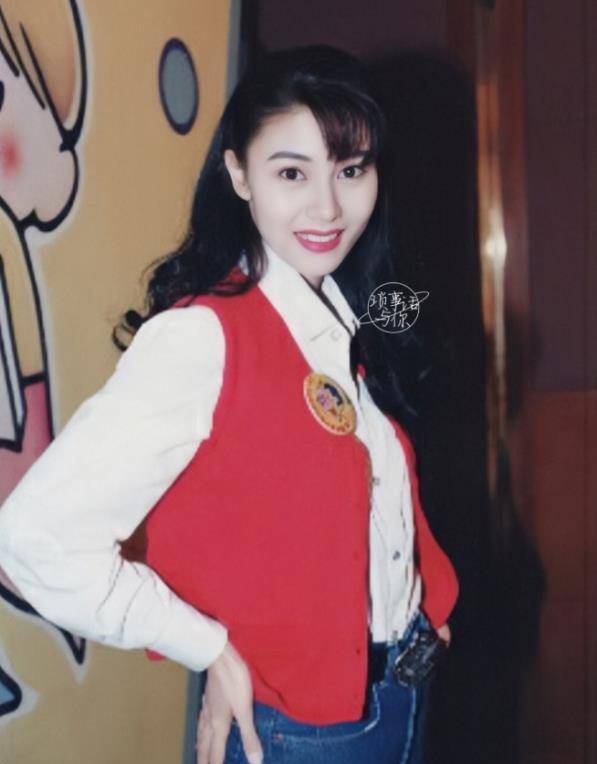 黑色 李嘉欣穿黑色蕾丝裙现身，51岁依然皮肤紧致，举手投足都有豪门范