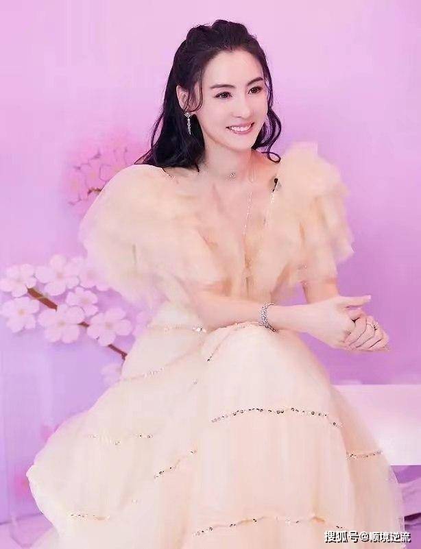 女神 张柏芝真的好美，杏色薄纱礼服裙浪漫精致，甜美动人显女神范