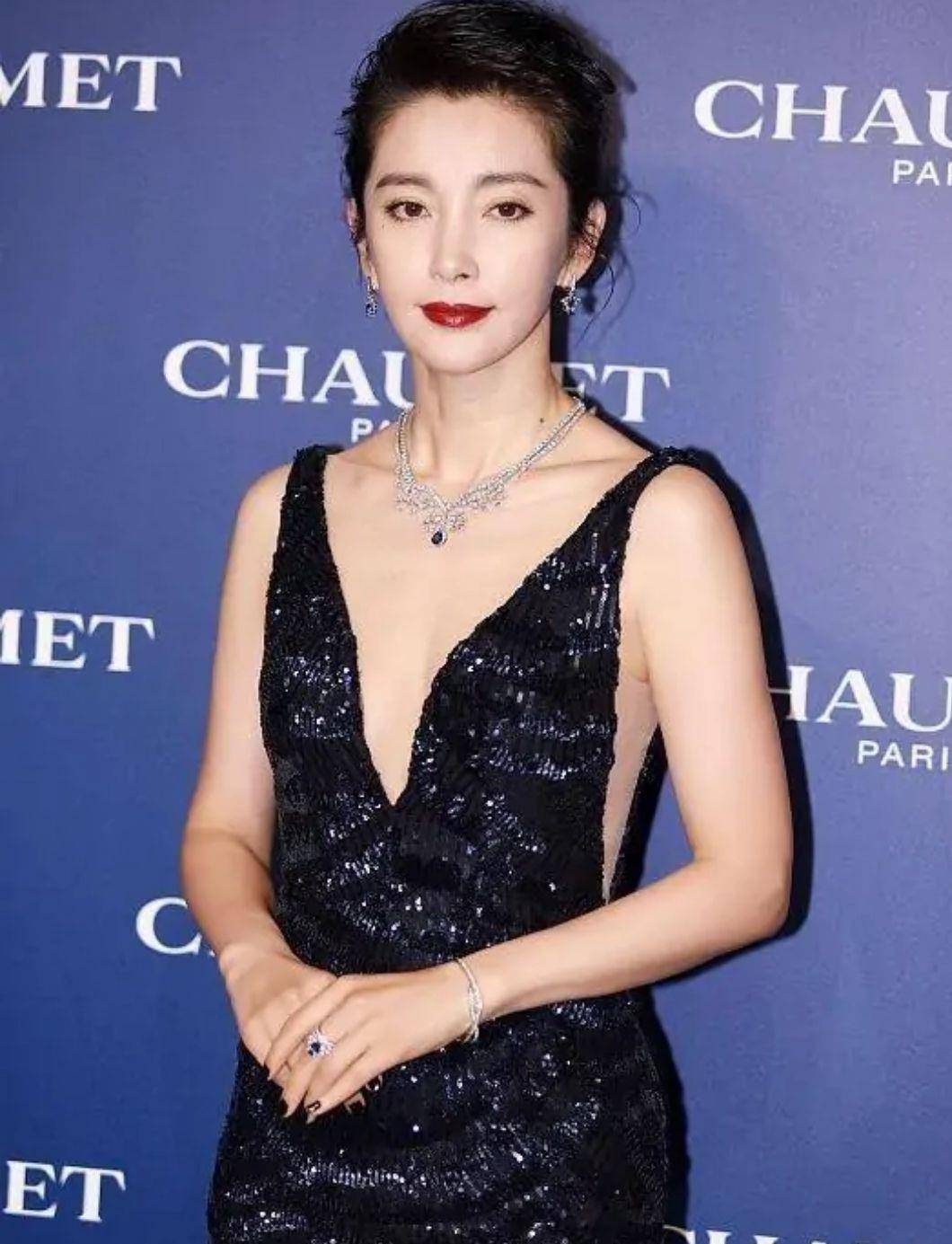 李冰冰 李冰冰不愧是国际大咖,穿深V礼裙走红毯,高级感不是一般人能比
