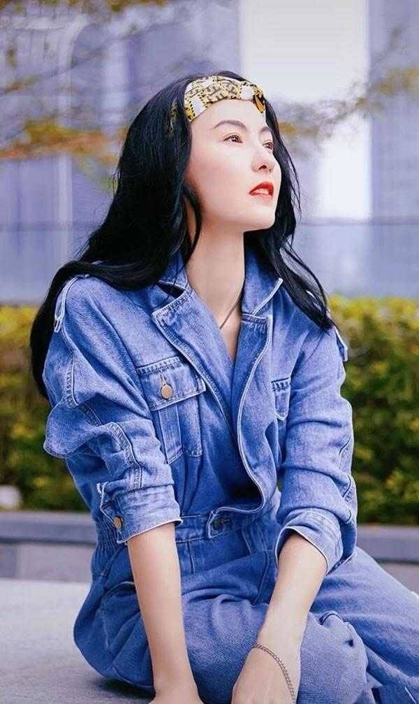 游照 张柏芝晒出游照，穿牛仔衣配“及臀裙”太娇俏，扎高马尾不像41岁