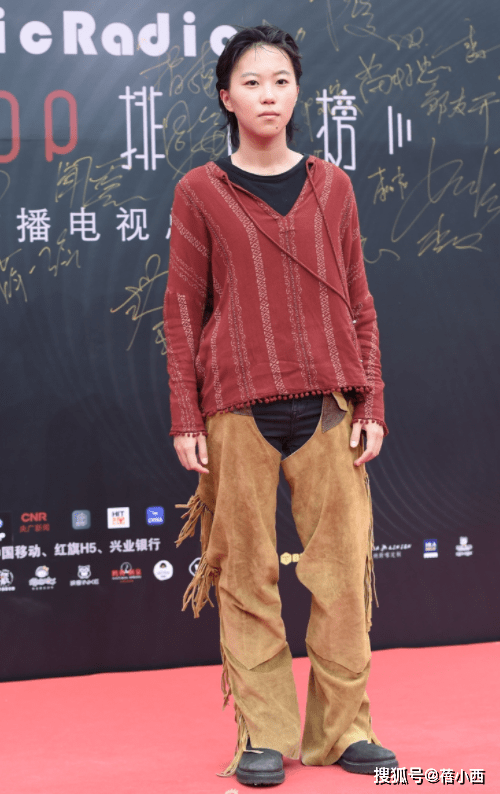 叛逆 窦靖童穿衣确实“叛逆”，蓝色开衫搭印花短裤，走出迷之自信