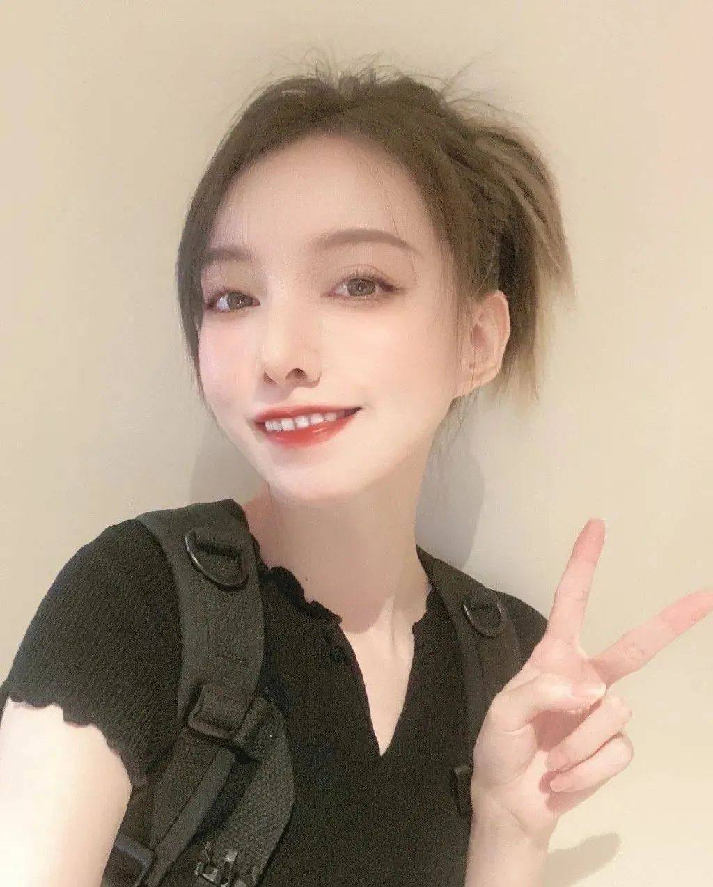 网红珊儿淡妆撞脸吴昕和浓妆差距大网红圈变脸术太精彩