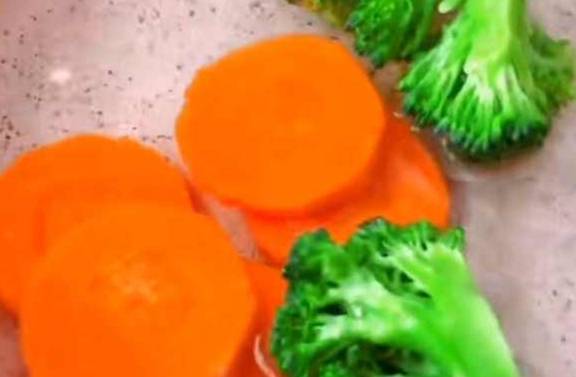 蔬菜|家里有孩子的,这三款早餐一定要收藏,简单省时还营养,实用!