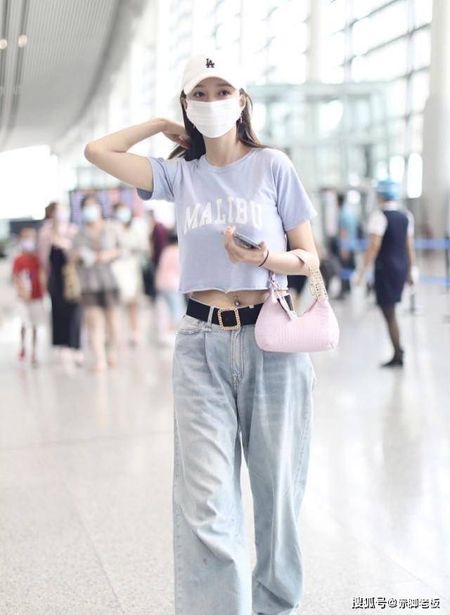 显得 未婚的沈梦辰少女感满满,短裤虽然显得胯有点宽,但曲线感更强了