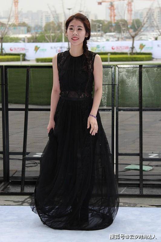 黑色 当妈后张碧晨衣品“开挂”,一身黑色look挺惊艳,却瘦得让人心疼