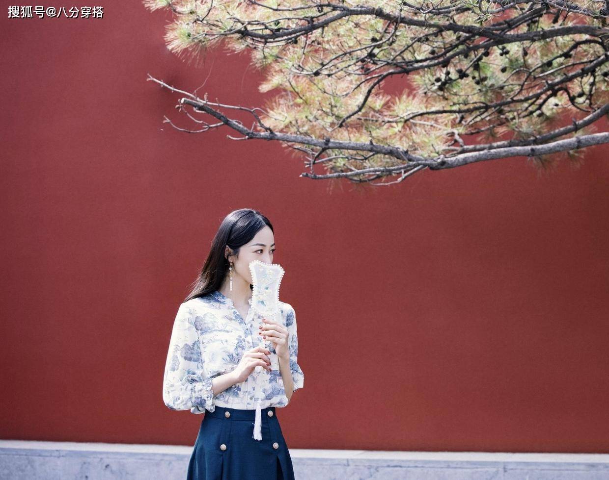 整体 韩雪不愧是“古典美人”,国风衬衫优雅出镜,这颜值不像30多岁