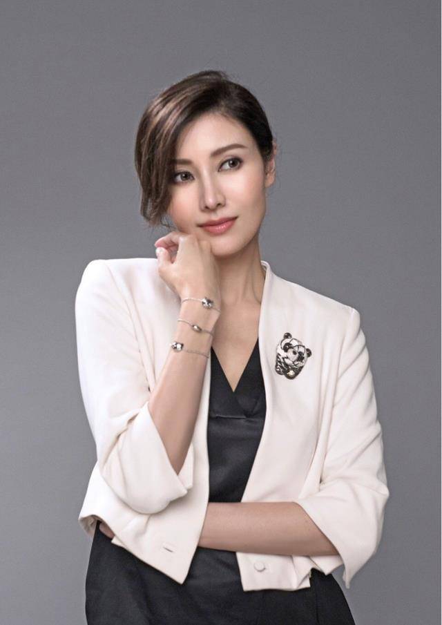 黑色 李嘉欣穿黑色蕾丝裙现身，51岁依然皮肤紧致，举手投足都有豪门范