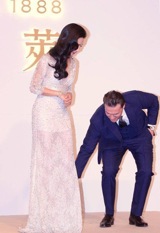 白裙 李冰冰和巩俐都挺高级的,穿上了白色的裙子之后,看着好优雅