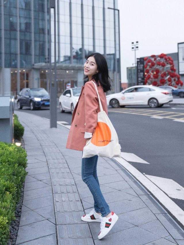 毛衣 秋季怎么穿才好看？西服+牛仔裤或针织衫+半身裙，适合普通女生