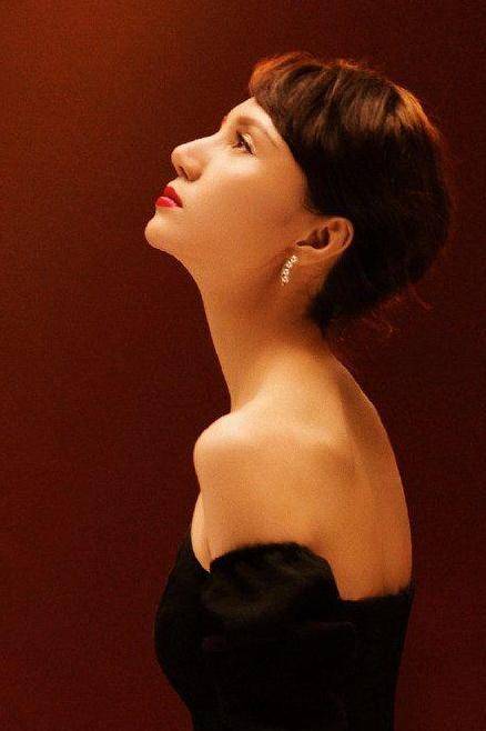 赫本 袁泉也太美了吧！微卷短发加赫本裙，惹无数网友为之惊叹