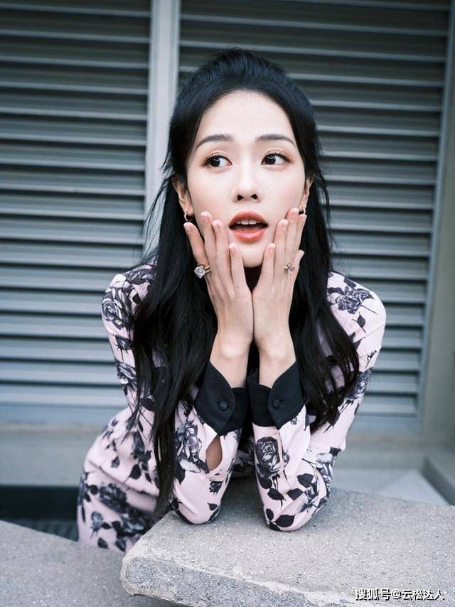 魅力 白鹿真是“妥妥爆红”，长相甜美惹人爱，穿一条印花裙，更是优雅