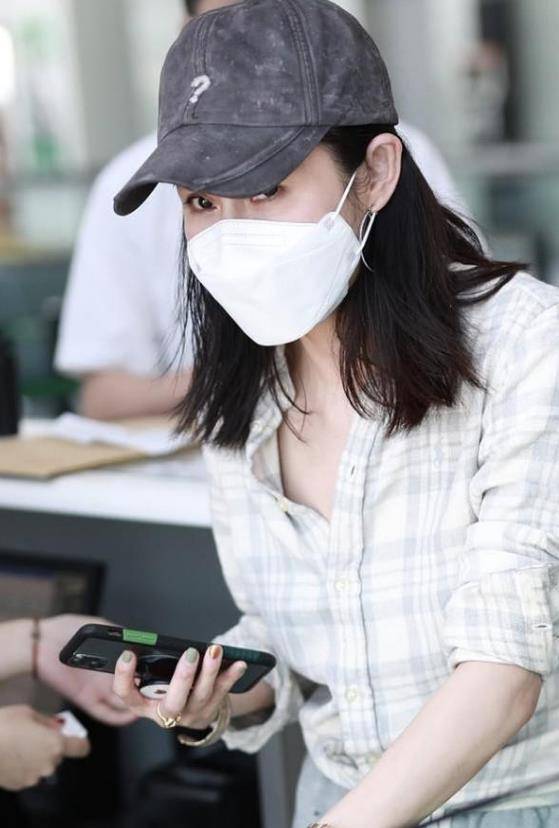 小高 于明加衣品真时尚,短裤衬衫穿搭现身机场,一双短靴小高跟真抢眼