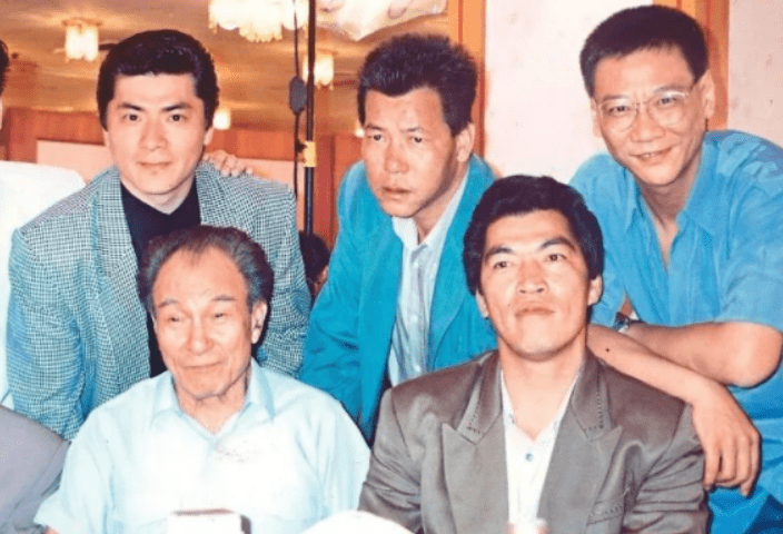 輕松一笑：你憑什麼不信我！一個和我借錢的初中同學在電話里吼 搞笑整蠱 第8张