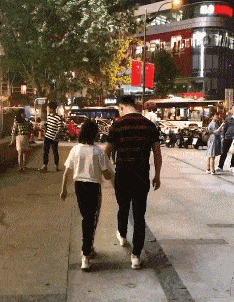 搞笑GIF：過路客，老胳膊老腿了，走個舞步差點都崴腳了 搞笑整蠱 第1张