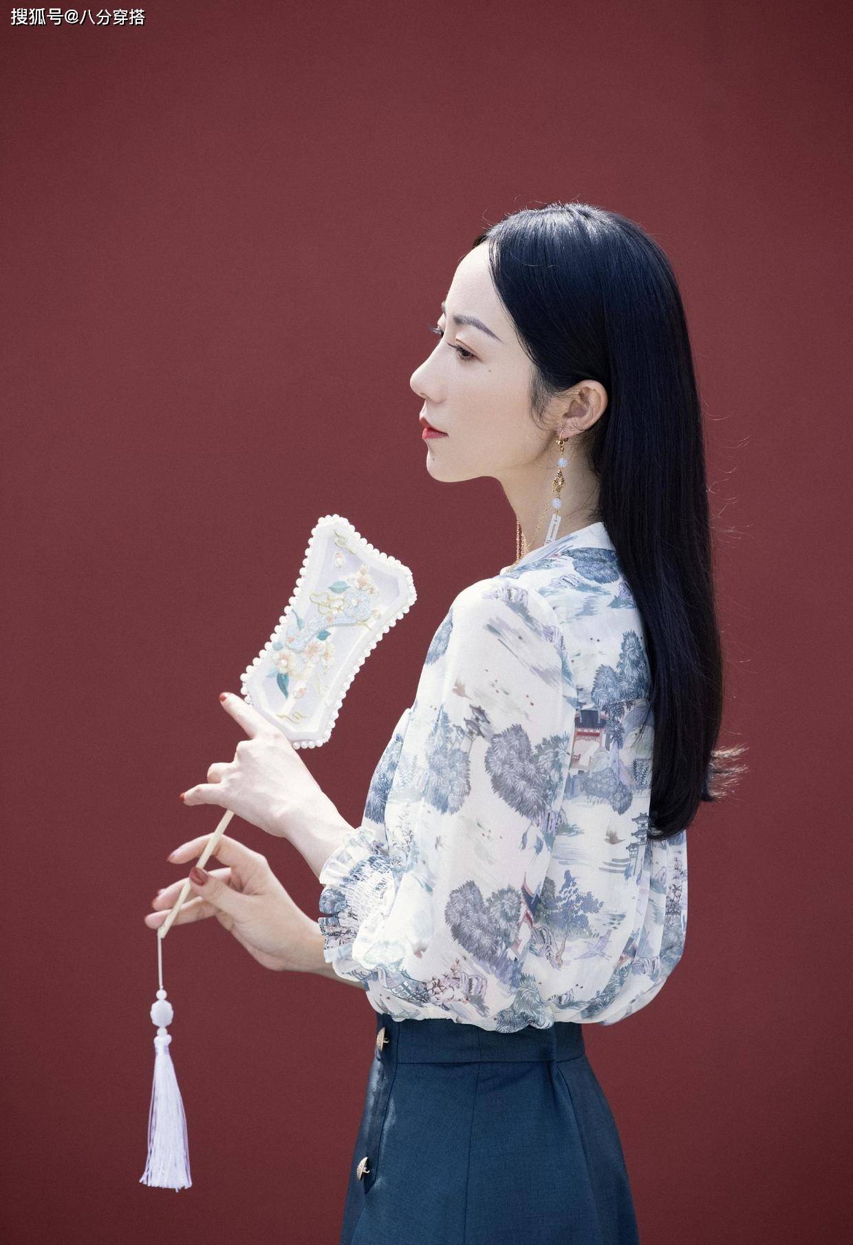 整体 韩雪不愧是“古典美人”,国风衬衫优雅出镜,这颜值不像30多岁