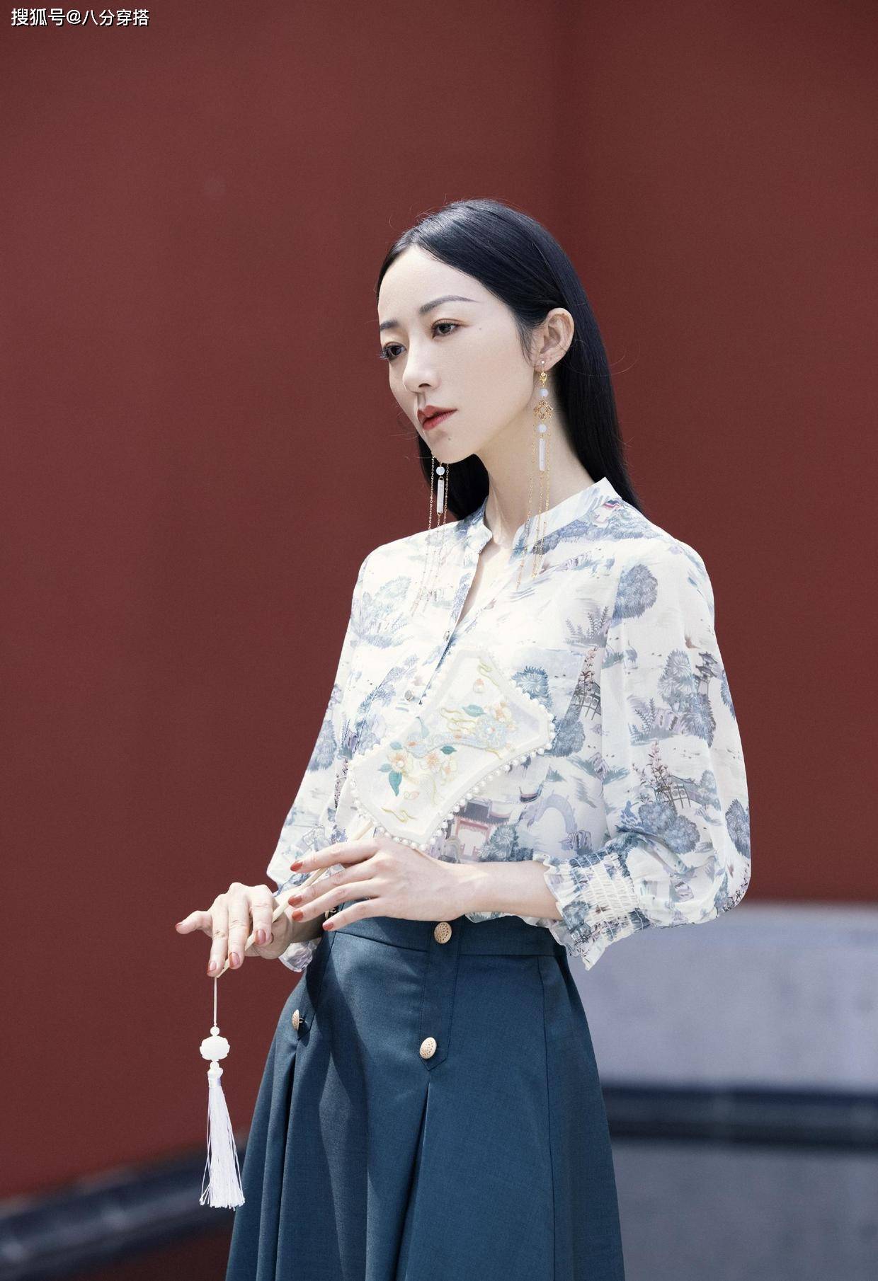 整体 韩雪不愧是“古典美人”,国风衬衫优雅出镜,这颜值不像30多岁