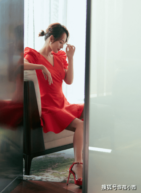 开衩 张嘉倪才是妈圈顶流，穿开衩裙美成焦点，“酒杯腰”让人看傻眼