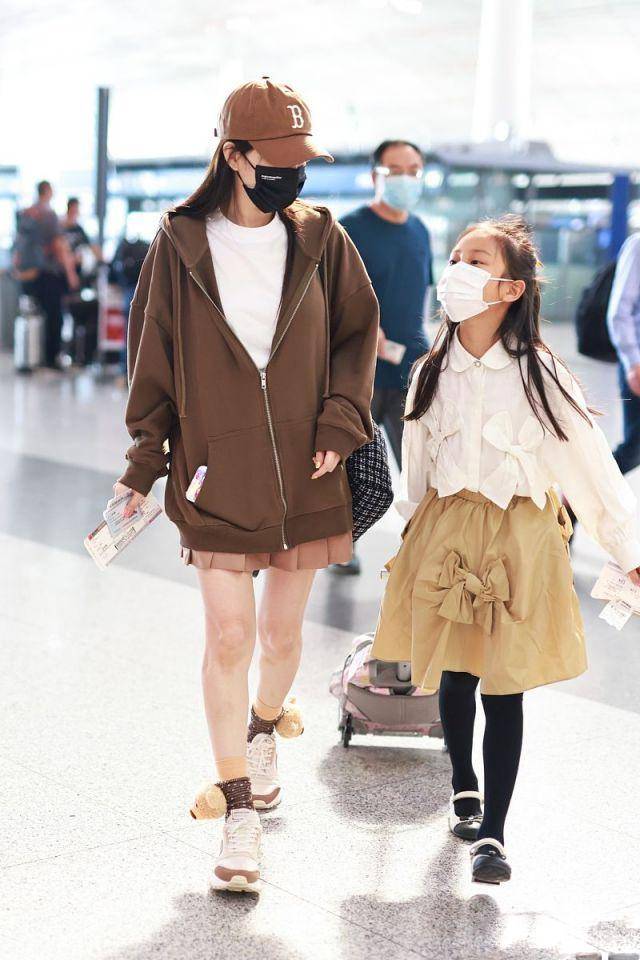 青春 李小璐和女儿甜馨出行,母女二人反差太萌,是装嫩还是甜美风?