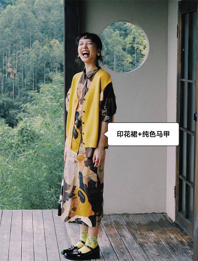 脖子 立秋后火了一种穿法,叫“马甲+连衣裙”,优雅时髦不说还显气质